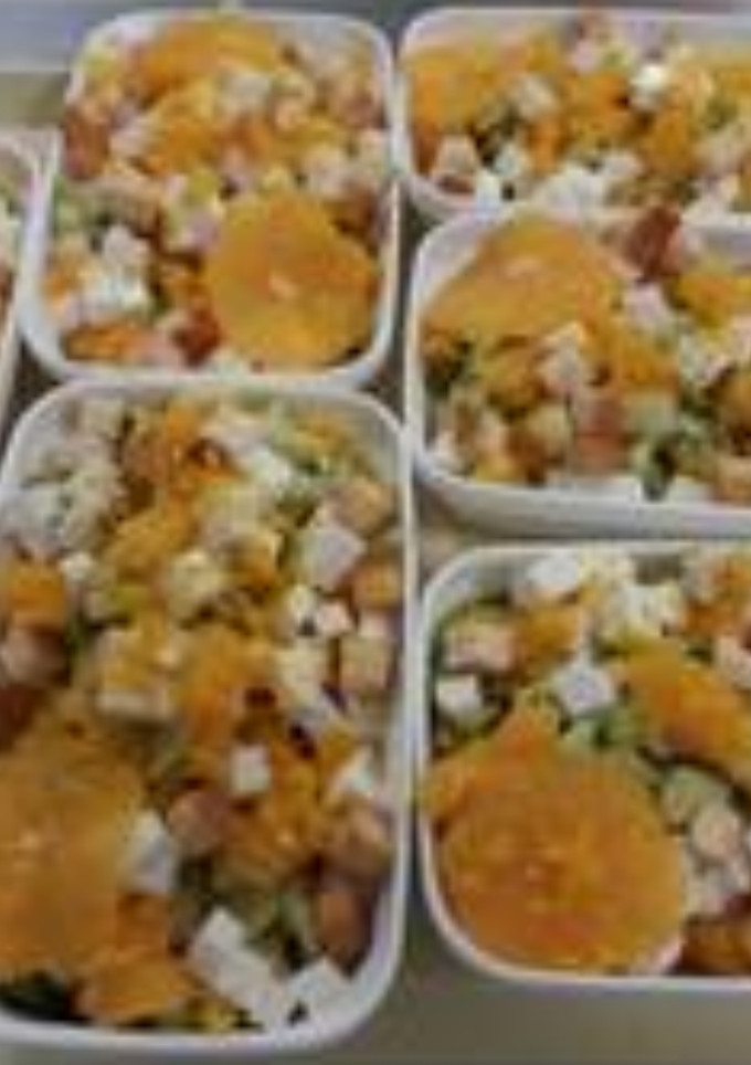 Una foto de Ensalada de naranja🍊🍋🥗🍹😋