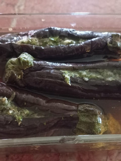 عکسی از دستور ترشی بادمجان شکم پر