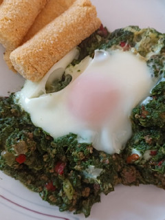 Una foto de Revuelto de espinaca y carne con huevo al vapor