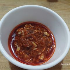 A picture of Kathiyawadi lehsan chutney.