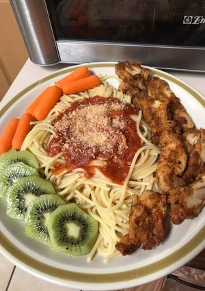 Una foto de Fajitas de pollo con spaguety