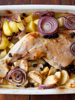 Una foto de Pata de pavo al horno con cebolla, manzanas y pasas