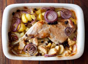 Foto principal de Pata de pavo al horno con cebolla, manzanas y pasas