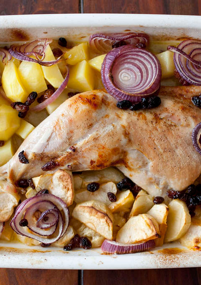 Una foto de Pata de pavo al horno con cebolla, manzanas y pasas