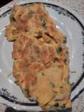 Tortilla francesa con ajo, perejil y langostinos