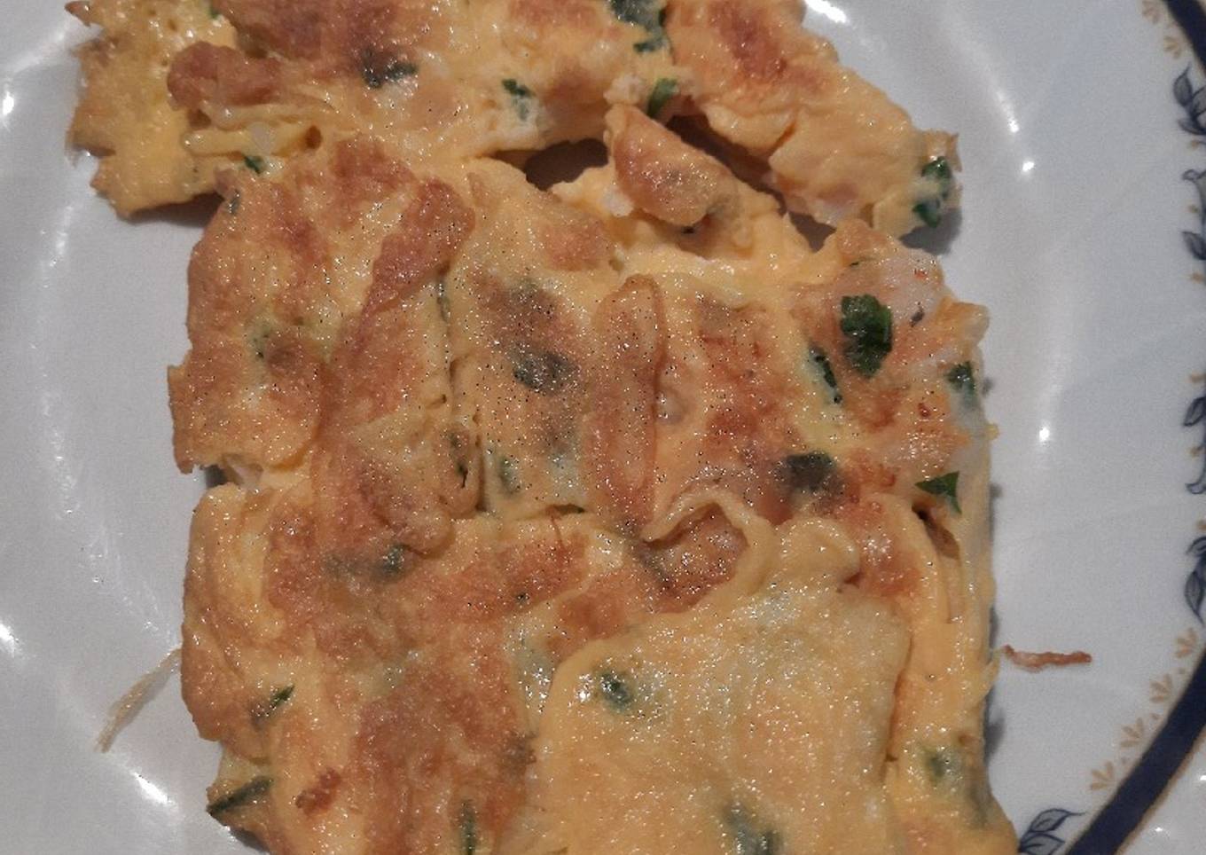 Tortilla francesa con ajo, perejil y langostinos