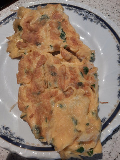 Una foto de Tortilla francesa con ajo, perejil y langostinos