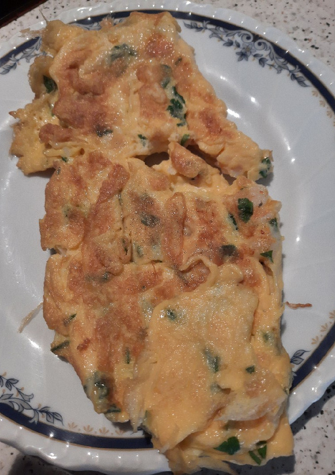 Una foto de Tortilla francesa con ajo, perejil y langostinos
