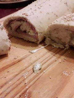 Una foto de Pizza arrollada de jamón, mozzarella, cebolla y roquefort
