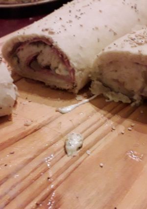 Una foto de Pizza arrollada de jamón, mozzarella, cebolla y roquefort