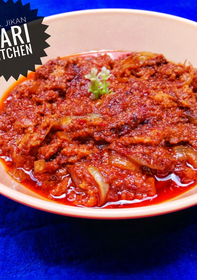 A picture of Onions and eggs souce.