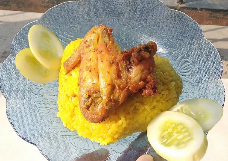 Nasi kuning rebusan ayam
