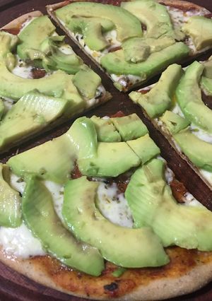 Una foto de Pizza de palta con harina de trigo y semillas ancestrales