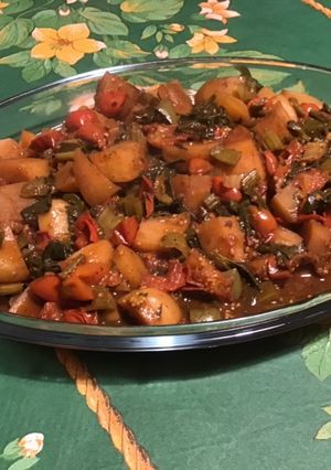 Une photo de Pommes de terre au fond de veau et légumes du jardin