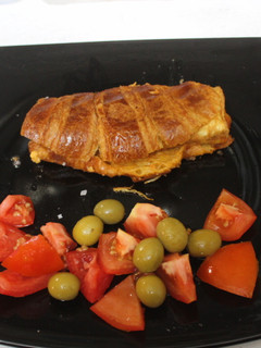 Una foto de Cruasanes con chistorra y tortilla cuadrada
