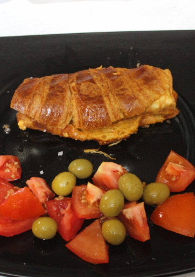 Una foto de Cruasanes con chistorra y tortilla cuadrada