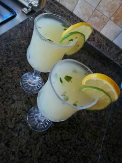 صورة لوصفة مشروب الشاي الاخضر والليمون والنعناع المثلج