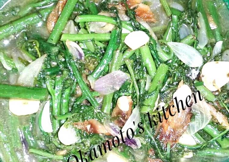 Bumbu mengolah Tumis pakis ikan asin yang enak