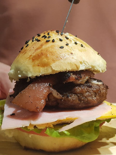 Una foto de Hamburguesa casera en pan de hamburguesas casero ❤