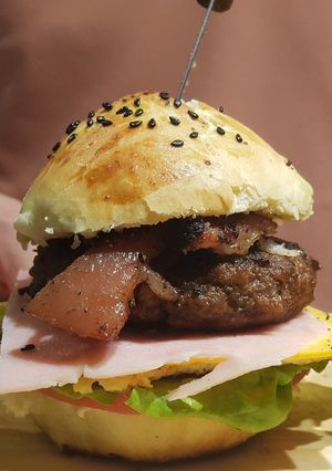 Una foto de Hamburguesa casera en pan de hamburguesas casero ❤