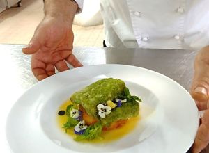 Foto di Filetto di Lampuga in crosta di pane alle erbe, su tortino di patate, tartufo, zucca e la sua acqua