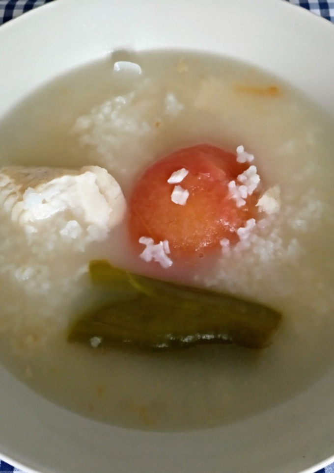 Una foto de Emblanco con pescada y arroz