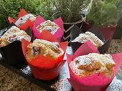 Une photo de muffins framboises