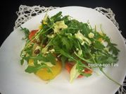 Una foto de ensalada de rúcula con champiñones