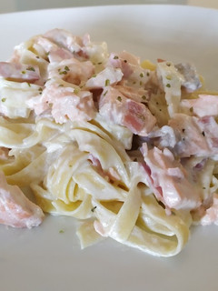 Una foto de Tallarines con nata y salmón