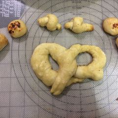 A picture of Pretzel (No Knead dough).