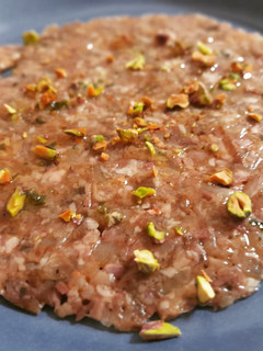 Una foto de Carpaccio de pies de cerdo, ceps y pistachos
