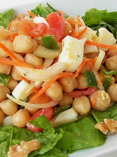Una foto de Ensalada de verano con garbanzos