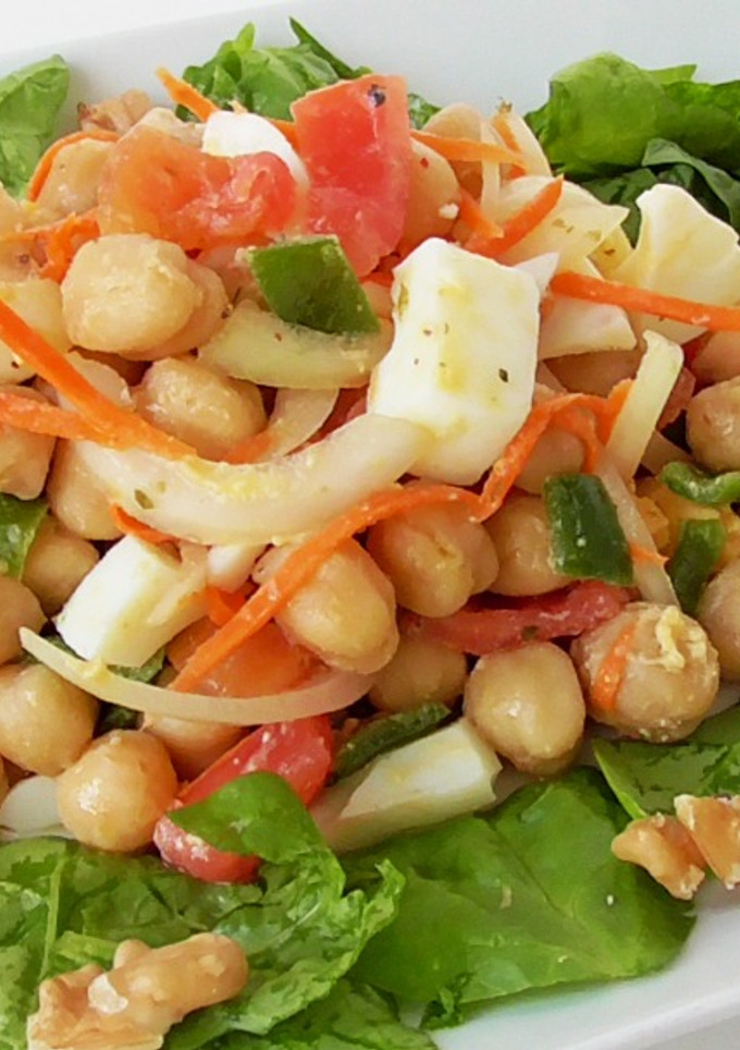Una foto de Ensalada de verano con garbanzos