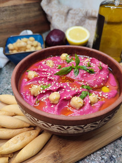 Una foto de Hummus de remolacha