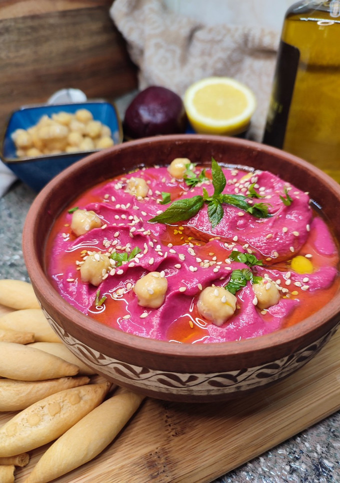 Una foto de Hummus de remolacha