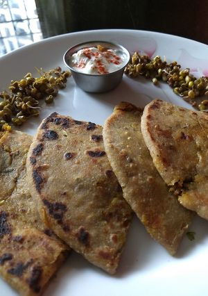 A picture of Aloo sprouts paratha.