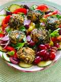 Mediterraner Salat mit ~~~ Spinat- Falafel ~~~