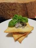 Sfogliatine con pesto di olive e formaggio