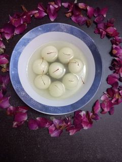 बंगाली रसगुल्ला (Bengali rasgulla recipe in hindi) रेसिपी मुख्य फोटो