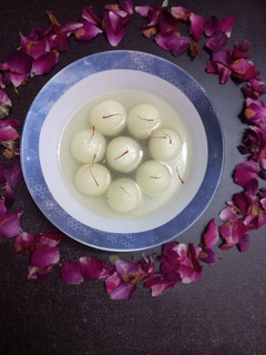 बंगाली रसगुल्ला (Bengali rasgulla recipe in hindi) रेसिपी मुख्य फोटो