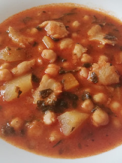 Una foto de Potaje de garbanzos con bacalao y espinacas