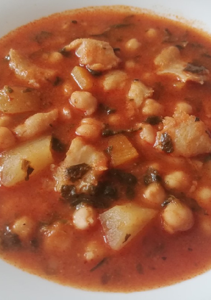 Una foto de Potaje de garbanzos con bacalao y espinacas