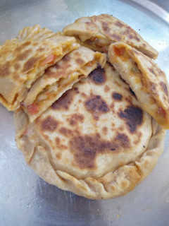 स्टफ्ड पिज़्ज़ा पराठा (Stuffed pizza paratha recipe in Hindi) रेसिपी मुख्य फोटो