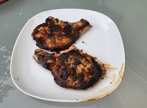 Une photo de Côtes de porc marinées au chutney et persil grillées à la plancha