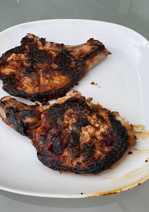 Une photo de Côtes de porc marinées au chutney et persil grillées à la plancha