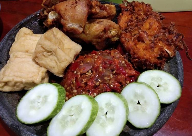 Bagaimana Menyiapkan Ayam Penyet Sambel Raden#Ramadhanke-7 yang Enak