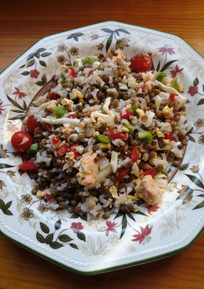 Una foto de Ensalada de lentejas y arroz #BBB