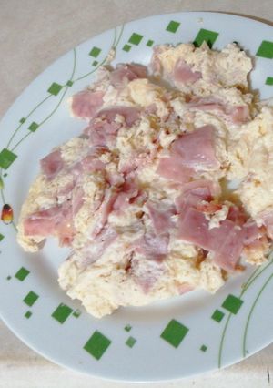 Una foto de Huevos revueltos con jamón sin aceite