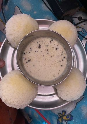 A picture of Idli with peanut chutney.