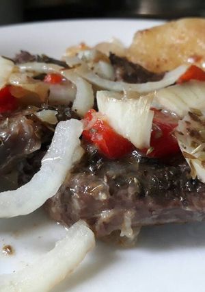 Una foto de Bife a la criolla con tomate y papas